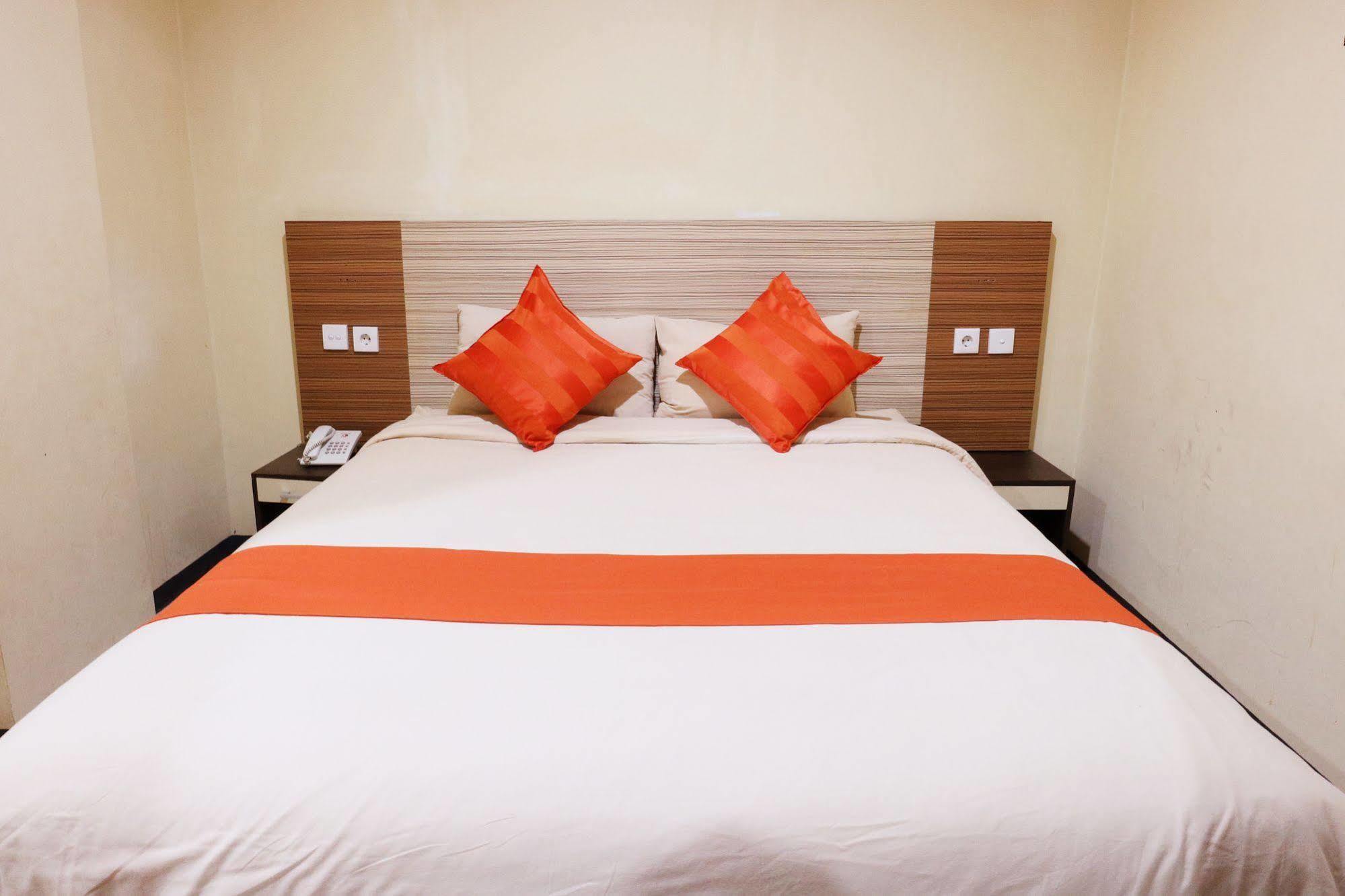 Agraha Andalas Hotel Makassar Exterior photo